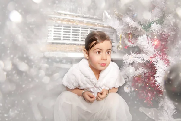Jolie petite fille émotionnelle avec arbre de Noël — Photo