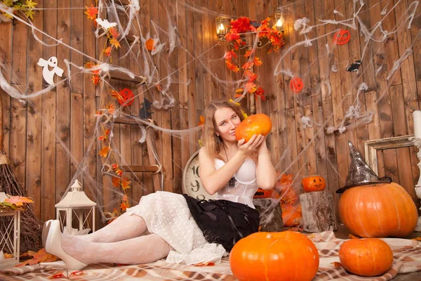 Bastante erótica mujer de lencería de encaje blanco en el fondo de fiesta de Halloween de madera solo —  Fotos de Stock