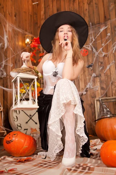 Bardzo erotyczne białe koronki Bielizna kobieta na drewniane halloween party tło sam — Zdjęcie stockowe