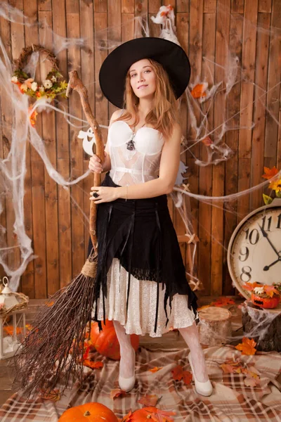 Jolie femme de lingerie en dentelle blanche érotique sur le fond de fête halloween en bois seul — Photo