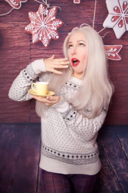 Sarı Mutfak Çerezler zemin üzerine sabah kahve fincan ile çok ince sarışın kadın