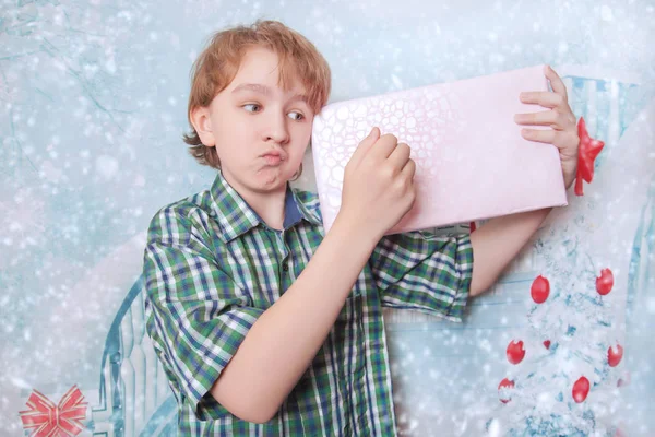 Menino irritado emocional infeliz da criança com caixa de presente de Natal sozinho — Fotografia de Stock