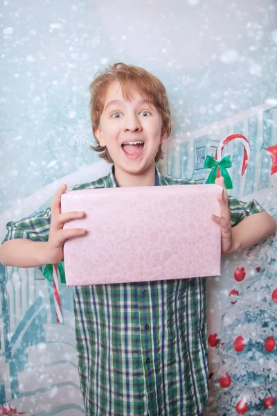 Bonito feliz caucasiano criança menino de pé com caixa de presente e abrindo presentes com boas emoções — Fotografia de Stock