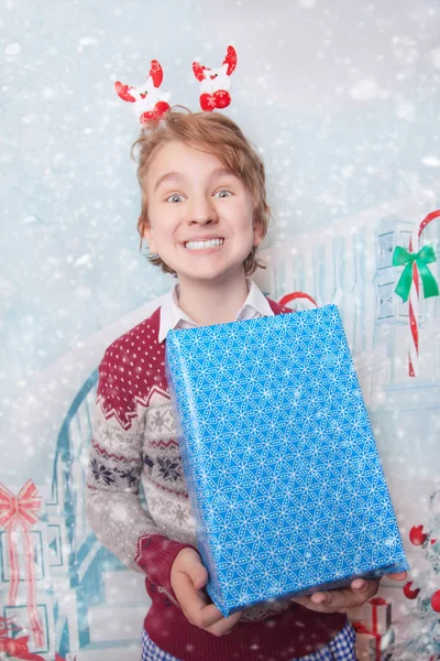 Щасливі хлопчик посміхатися і сміятися з новорічно-різдвяні подарунки — стокове фото
