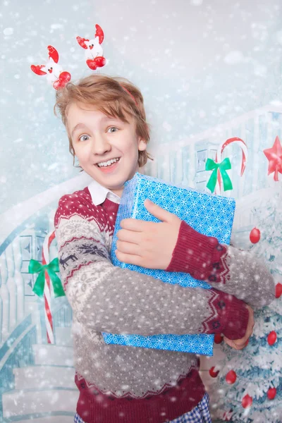 Щасливі хлопчик посміхатися і сміятися з новорічно-різдвяні подарунки — стокове фото