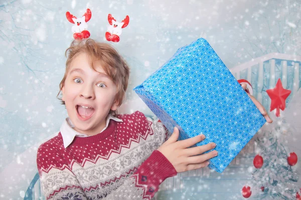 Мила усміхнена дитина з подарунковою різдвяною коробкою — стокове фото