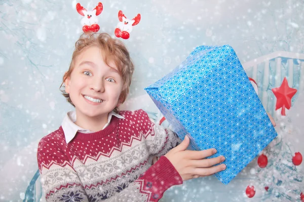 Criança sorridente bonito com caixa de Natal de presente — Fotografia de Stock