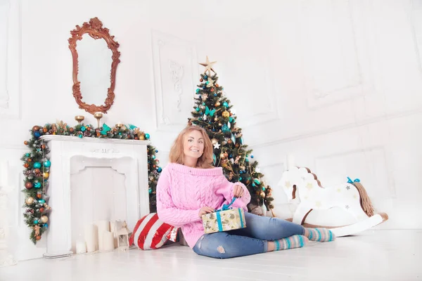 Beautiful Size Woman Wearing Pink Knitted Sweater Blue Torn Jeans — стоковое фото