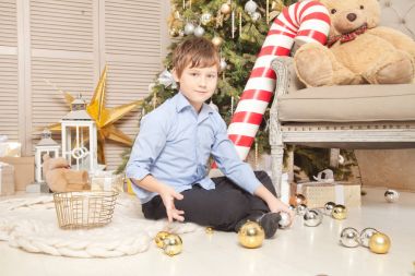Oyuncak ve hediye tek başına oturmak Noel ağacının etrafında sevimli küçük çocuk çocuk
