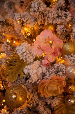 Altın ışık ile yeni yıl Noel ağacı 