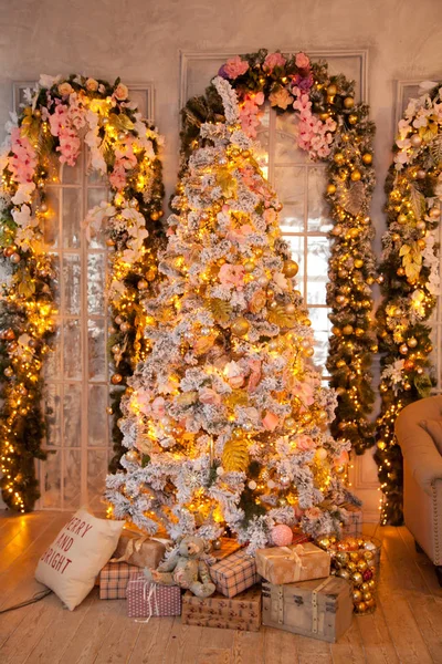Neujahr Weihnachtsbaum Mit Goldenen Lichtern — Stockfoto