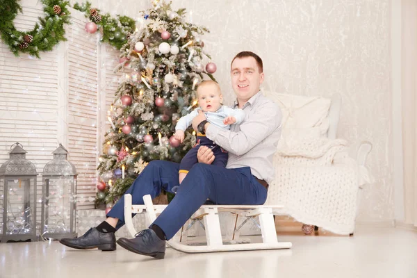 Atento Padre Cariñoso Jugando Con Hijo Pequeño Trineo Madera Blanca — Foto de Stock