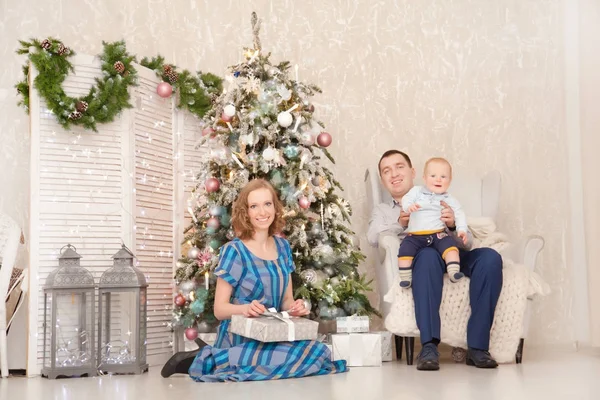 Muito Boa Família Amigável Mãe Pai Criança Torno Árvore Natal — Fotografia de Stock