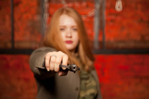 Vacker Ung Rödhårig Flicka Med Pistol Röda Tegelväggen Ensam — Stockfoto