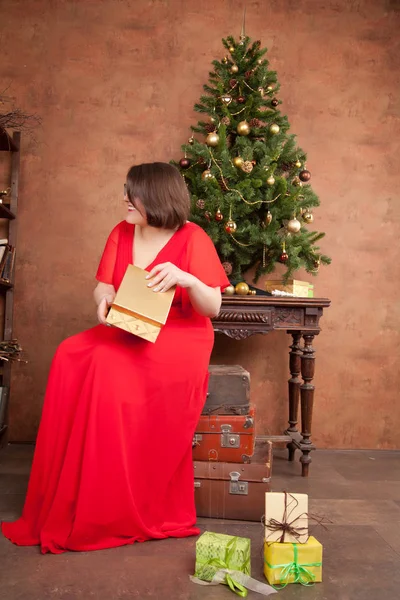 Splendida Bella Donna Size Abito Rosso Intorno All Albero Natale — Foto Stock