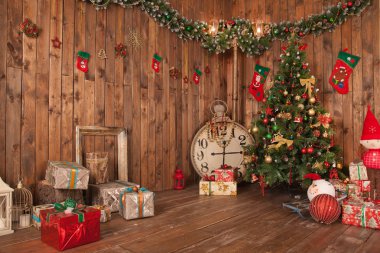 Kırmızı ve Altın süslemeleri, büyük saat ve altında hediyeleri ile yeşil Noel ağacı ile güzel rahat kahverengi Oda. kimse.