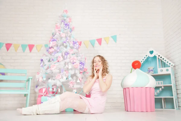 Adolescente Bonito Vestido Pijama Rosa Torno Árvore Natal Com Presentes — Fotografia de Stock