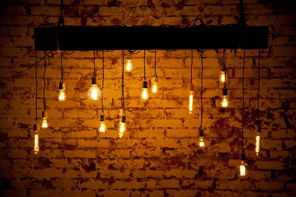 bir çatı katı tarzında güzel rahat Oda. yatak odası büyük yatak ve beyaz yatak çarşafları ve üzerindeki ışıklar