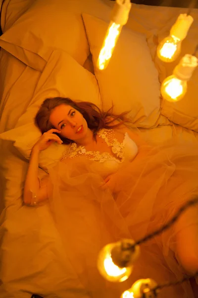 Красива Молода Дівчина Європейських Мереживній Сукні Лежав Ліжку Білий Увечері — стокове фото