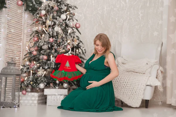 Χαριτωμένο Κορίτσι Έγκυος Ένα Πράσινο Μακρύ Βραδινό Φόρεμα Κατέχει Ένα — Φωτογραφία Αρχείου