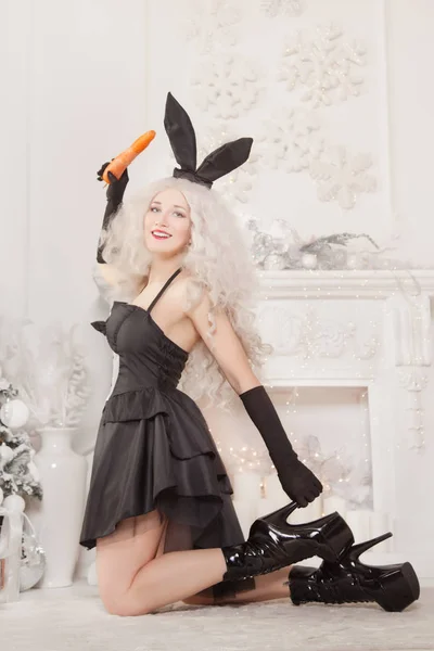 Красивая Стройная Девушка Черном Сексуальном Кроличьем Платье Позирует Морковкой Возле — стоковое фото