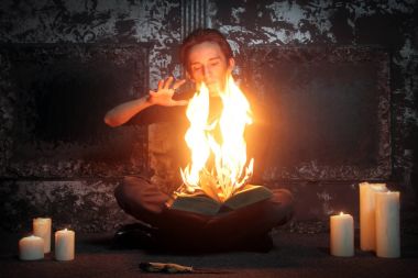 sıska Gotik necromancer büyücü bir ritüel büyü kitapları yanma ve güçlü bir büyü, gecenin birinde âh gerçekleştirir