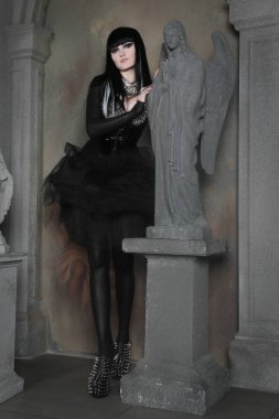 güzel Gotik kötü cadı gece siyah giysilerle poz