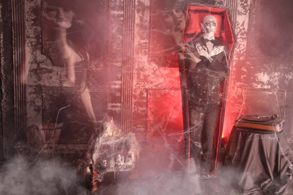 güzel cadı bir ritüel tabut ile ölü bebek erkeklerle gerçekleştirir.