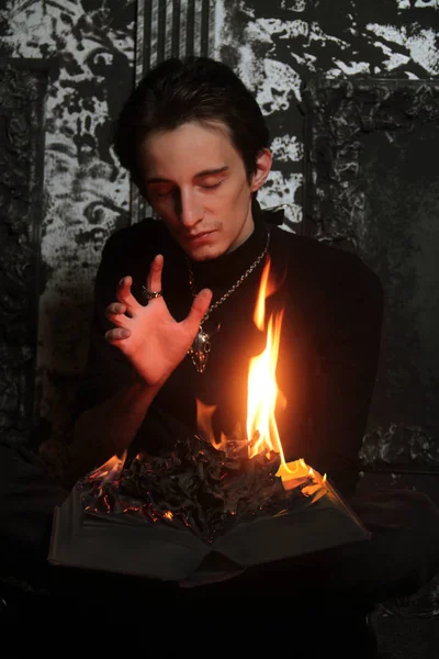 Flaco Gótico Nigromante Hechicero Realiza Ritual Quemando Libros Magia Pronunciando — Foto de Stock