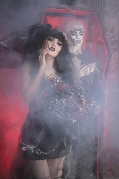 Красивая Ведьма Совершает Ритуал Гробом Мертвыми Куклами Мужчин — стоковое фото