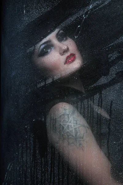 Portrait Beautiful Angry Brunette Tattoo Pentagram Wet Glass Rain — Stock Photo, Image