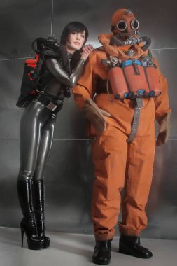 lateks lastik fetiş catsuit ve yüksek topuklu kadınla poz tarihi dalış retro kostüm giyinmiş adam