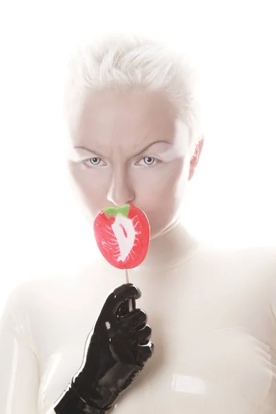 Zvláštní Futuristická Cizí Albino Žena Krátkými Blond Vlasy Pózuje Latexu — Stock fotografie