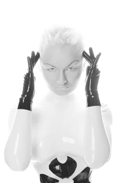 奇怪的未来的外星白化妇女与短的金发女郎在乳胶橡胶紧身和紧身胸衣黑色手套白色背景隔离 — 图库照片