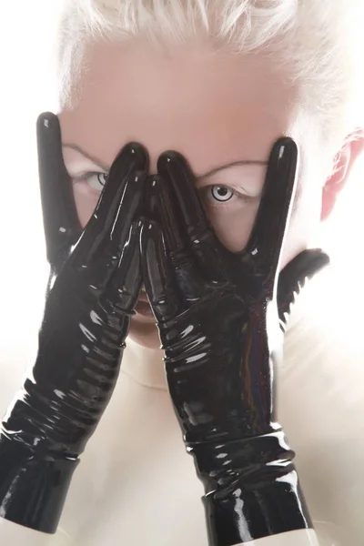 Zvláštní Futuristická Cizí Albino Žena Krátkými Blond Vlasy Pózuje Latexu — Stock fotografie