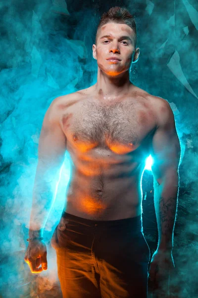 Männlicher Junger Muskulöser Mann Der Mit Nacktem Oberkörper Rauch Vor — Stockfoto
