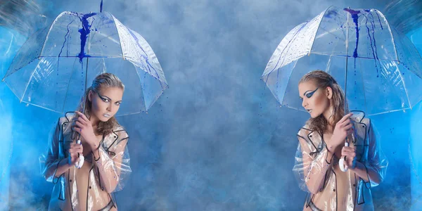 Nagyon Szép Lány Eső Kabátot Viselt Átlátszó Esernyő Kék Füstös — Stock Fotó