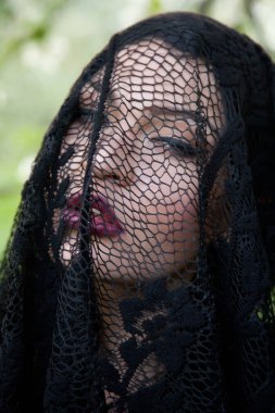 çok kötü ve güzel esmer kız bahçede baş onu ayakta üzerinde siyah peçe ile