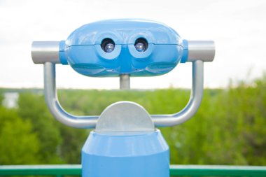 parkta mavi dürbün