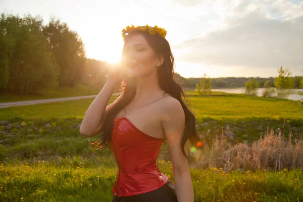 Niedliche Junge Mädchen Mit Einem Kranz Aus Gelben Löwenzahn Auf — Stockfoto