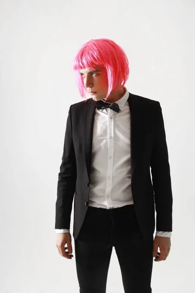 Élégant Drôle Jeune Homme Debout Costume Affaires Perruque Rose Femmes — Photo