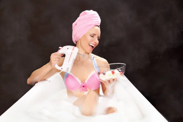 Hermosa Mujer Sienta Una Bañera Blanca Con Agua Inadvertidamente Peligroso — Foto de Stock
