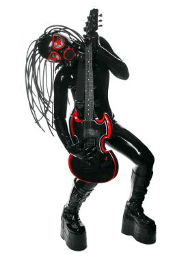 şık gitar izole beyaz arka planda siyah lateks fetiş elbise giyip gaz maskesi rock müzisyen kadında bekleyen