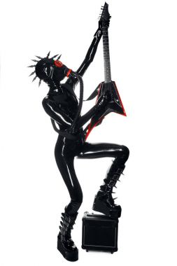 şık gitar izole beyaz arka planda siyah lateks fetiş elbise giyip gaz maskesi rock müzisyen kadında bekleyen