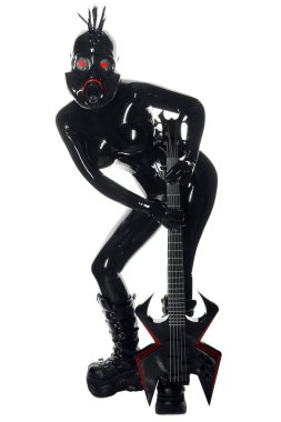 şık gitar izole beyaz arka planda siyah lateks fetiş elbise giyip gaz maskesi rock müzisyen kadında bekleyen