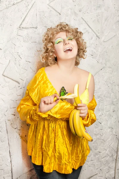 Милый Кудрявый Плюс Размер Белая Женщина Свежим Желтым Бананом Счастлив — стоковое фото