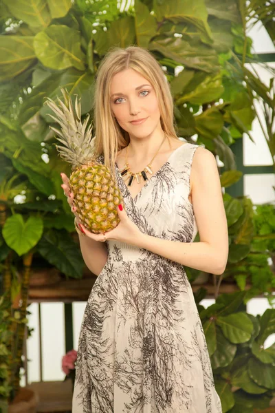 Linda Chica Positiva Con Piña — Foto de Stock