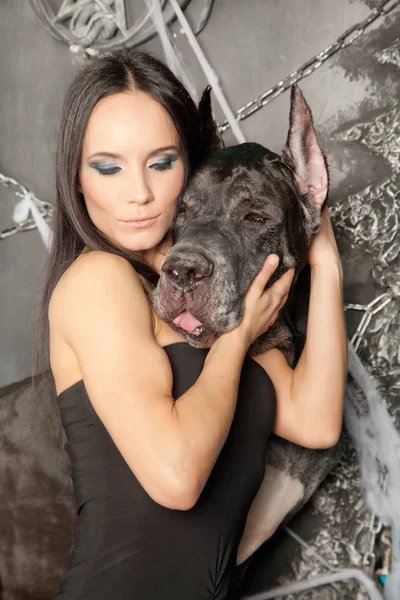Χαριτωμένο Κορίτσι Μελαχρινή Ποζάρουν Καλύτερο Φίλο Τεράστιο Μαύρο Σκύλο Σκύλο — Φωτογραφία Αρχείου
