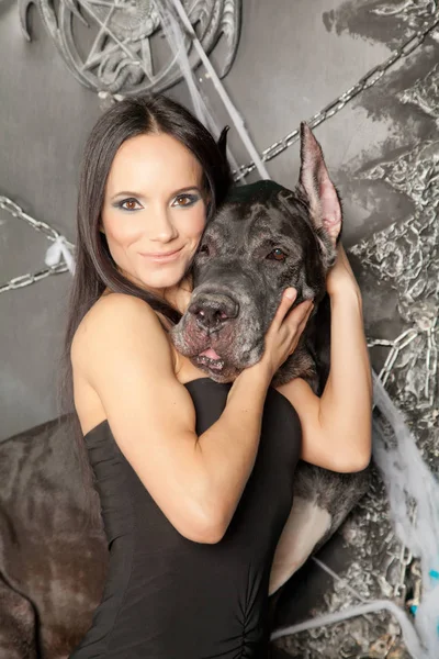 귀여운 여자는 그녀의 최고의 강아지와 — 스톡 사진