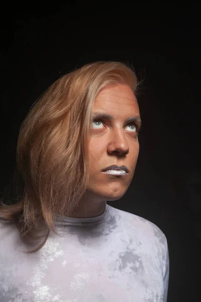 어두운 녹음실에서 젊은 금발 백인 남자를 면도 하는 모습 — 스톡 사진